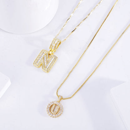 Halsband med bokstavsinitialer i moissanit | Vitt guld