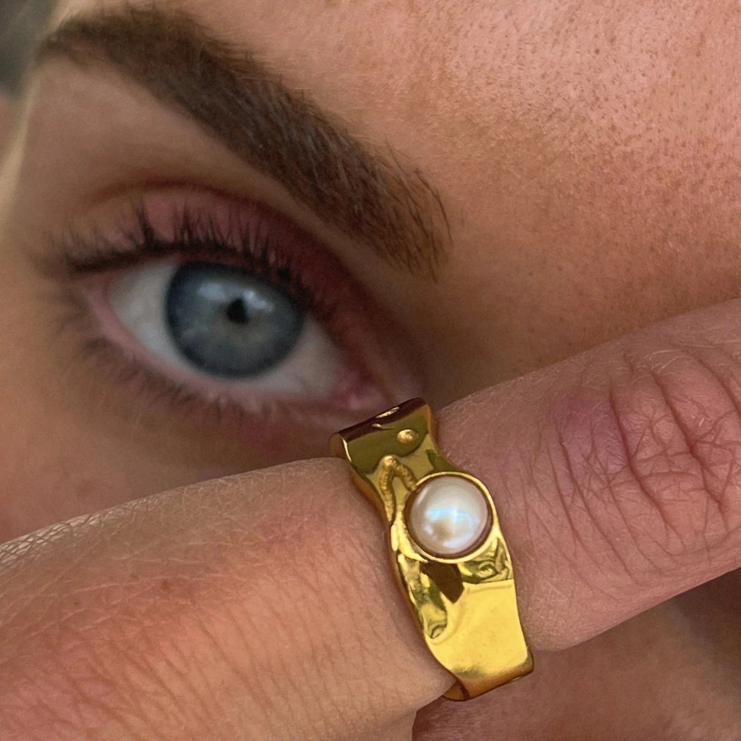 Elegant ring i naturlig guldpärla