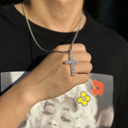 Halsband med kors i moissanit | Vitt guld