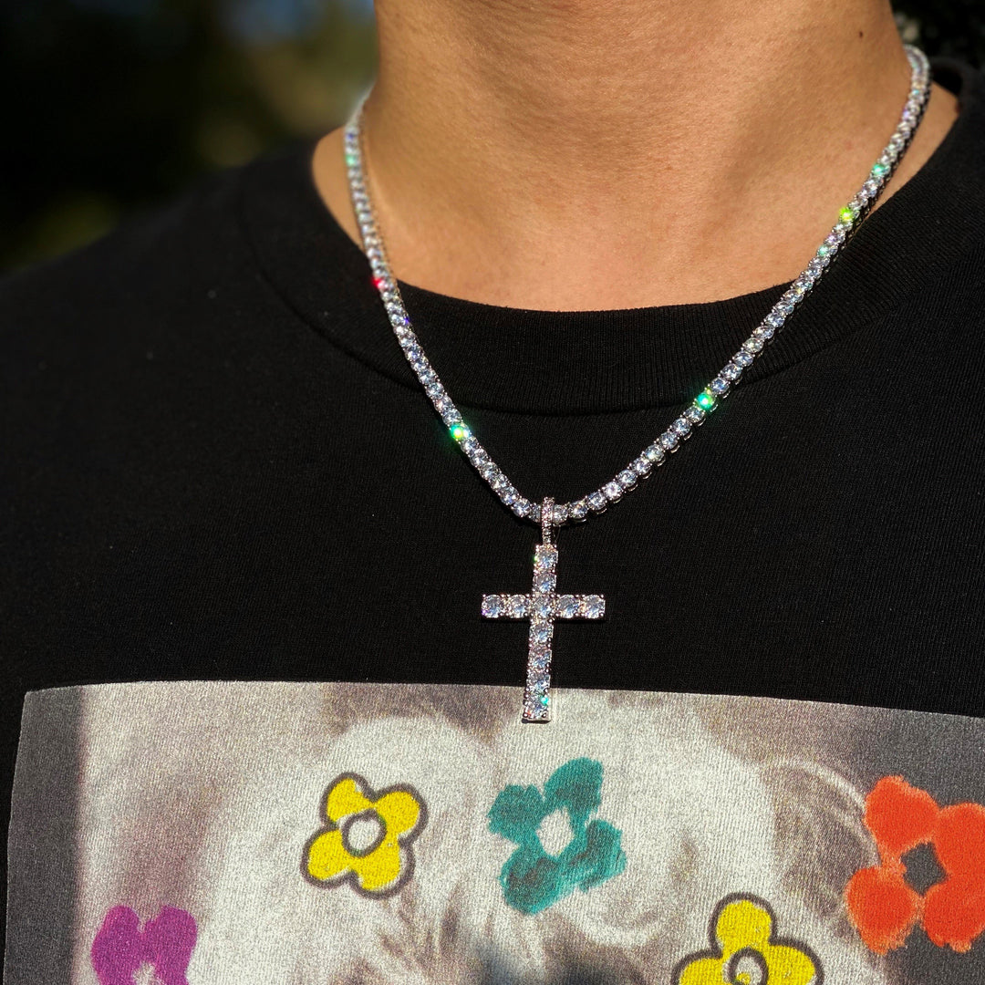Halsband med kors i moissanit | Vitt guld