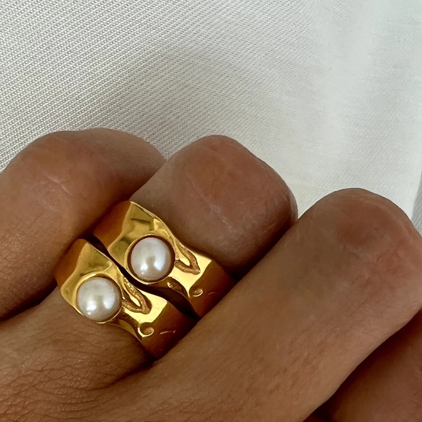 Elegant ring i naturlig guldpärla