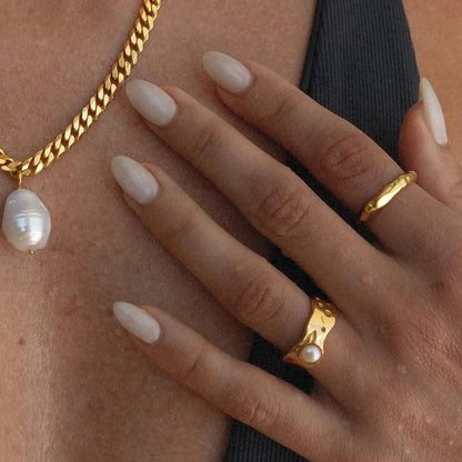 Elegant ring i naturlig guldpärla