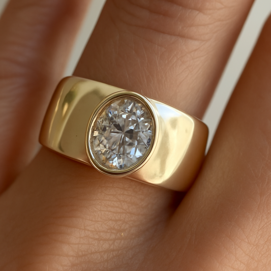 Tidlös guldring med vintagezirkonia