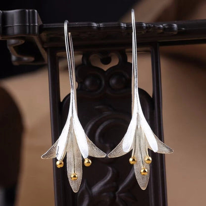 Eleganta silverörhängen med blommor 