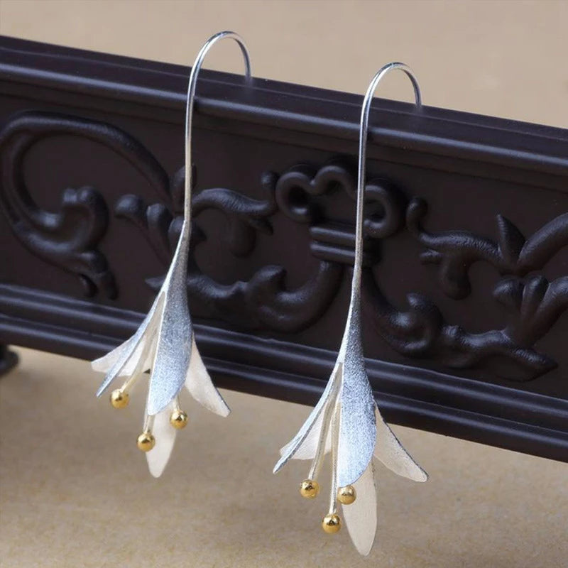 Eleganta silverörhängen med blommor 