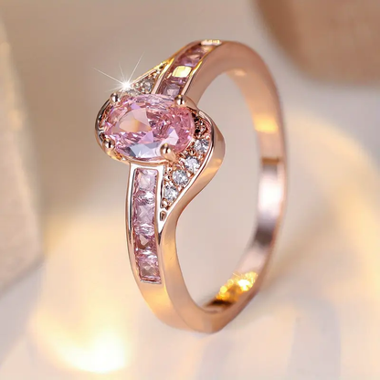 Exklusiv ring i rosékristallguld