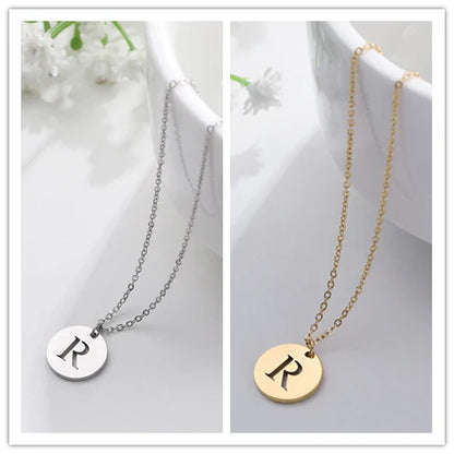 Elegant halsband med hänge i guld med bokstäver