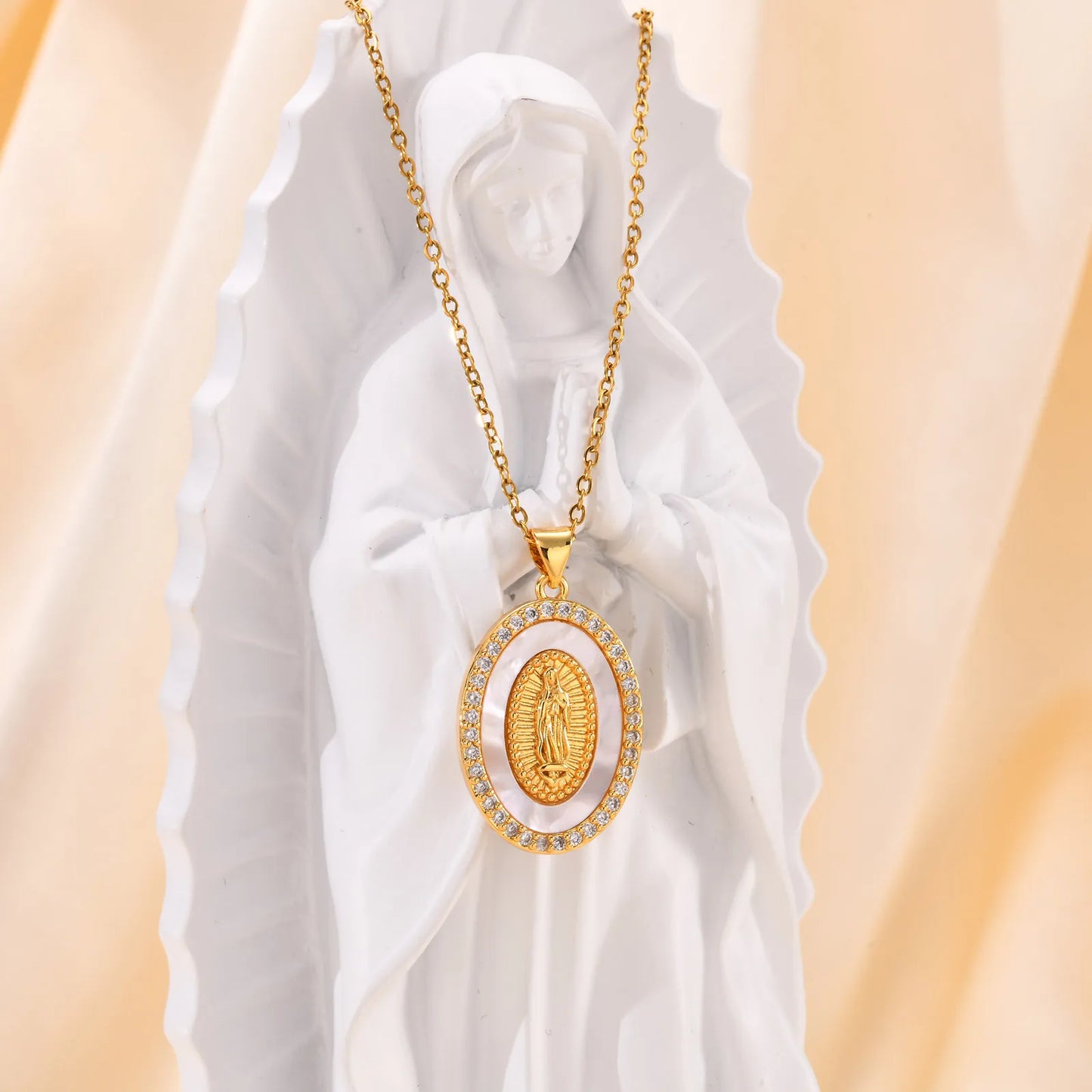 Guldfärgad Mary Oval Hänge Halsband