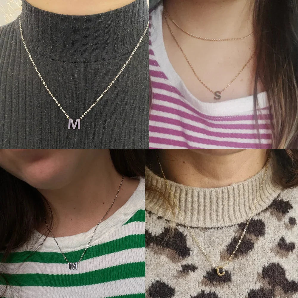 Halsband med hänge i alfabetet