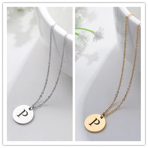 Elegant halsband med hänge i guld med bokstäver