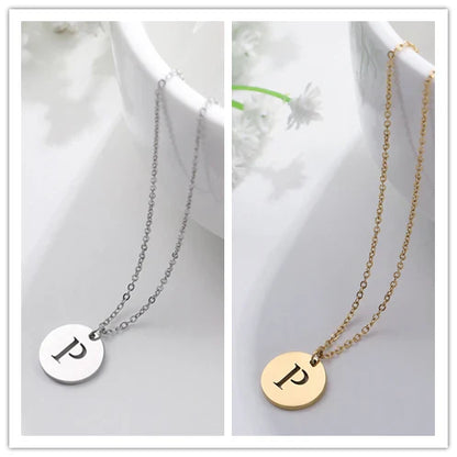 Elegant halsband med hänge i guld med bokstäver