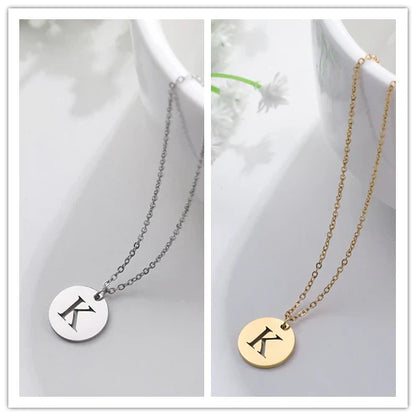 Elegant halsband med hänge i guld med bokstäver