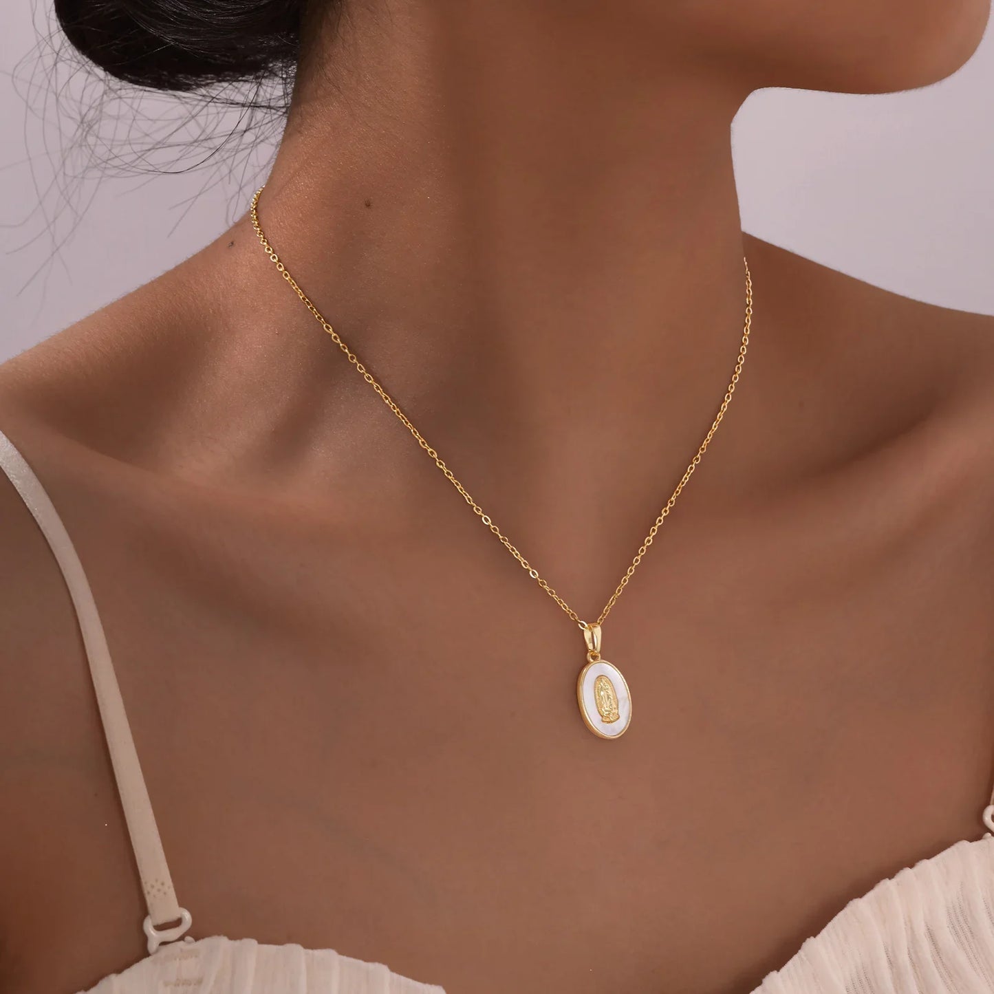 Guldfärgad Mary Oval Hänge Halsband