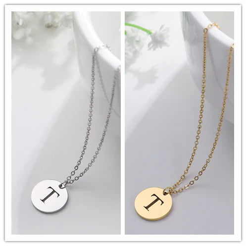 Elegant halsband med hänge i guld med bokstäver