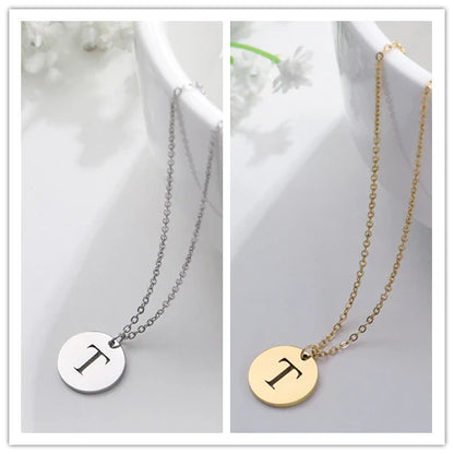Elegant halsband med hänge i guld med bokstäver