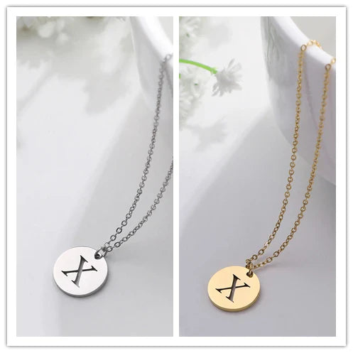 Elegant halsband med hänge i guld med bokstäver