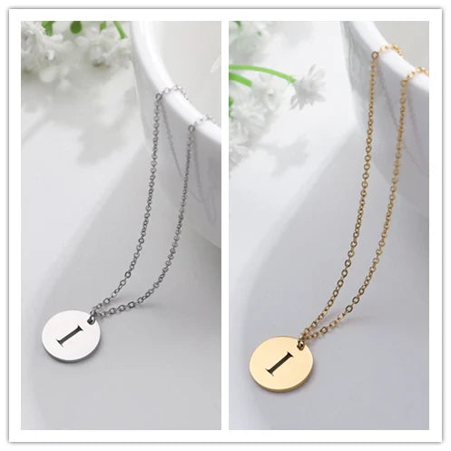 Elegant halsband med hänge i guld med bokstäver