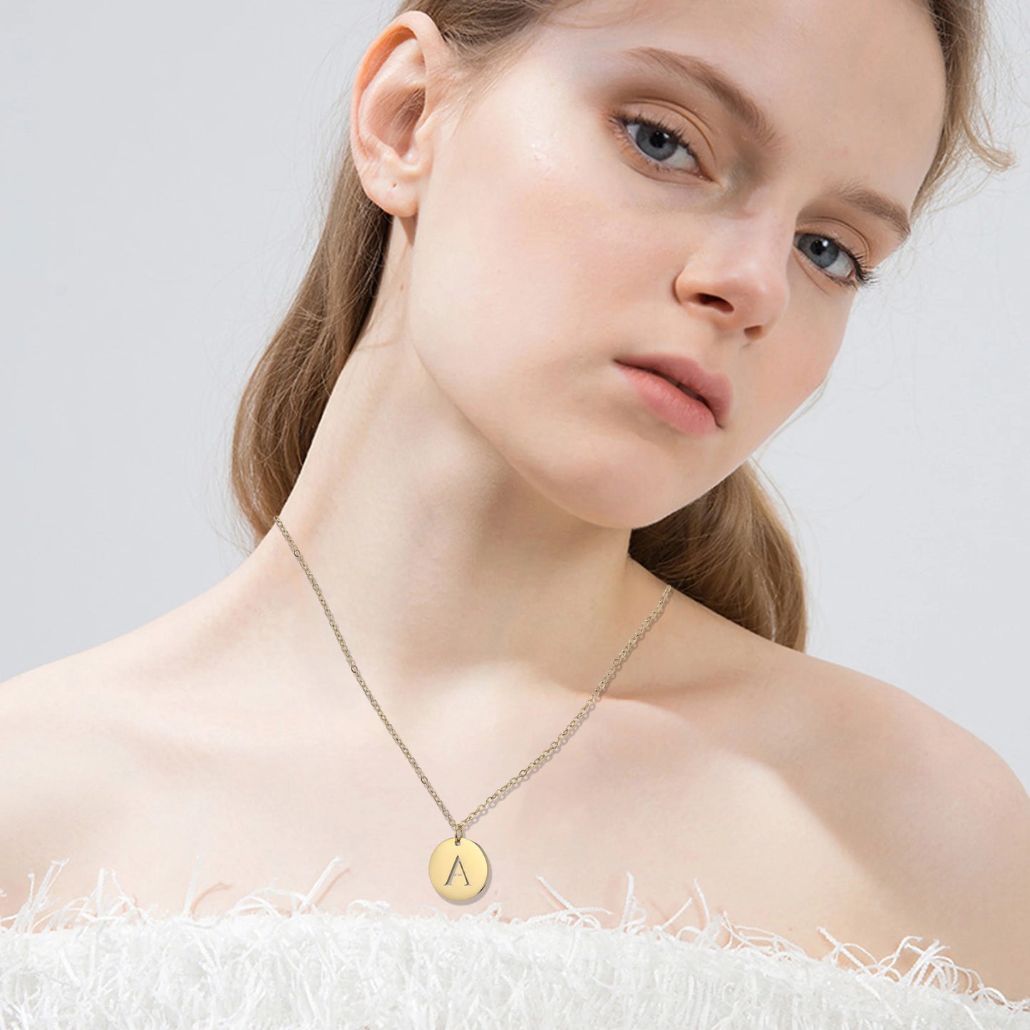 Elegant halsband med hänge i guld med bokstäver