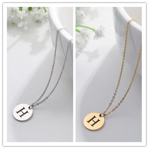 Elegant halsband med hänge i guld med bokstäver