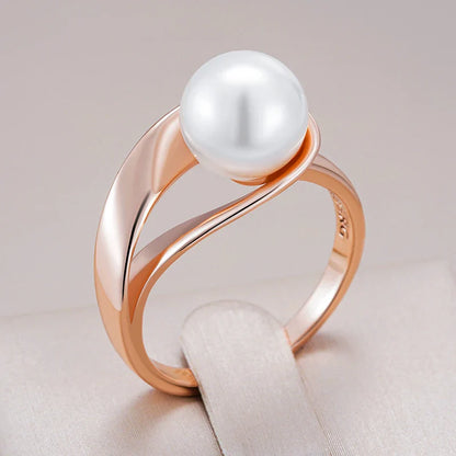 Roséguldsring med geometrisk pärldetalj