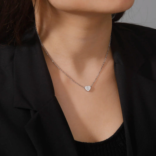 Romantiskt hjärtformad chokerhalsband med initialer