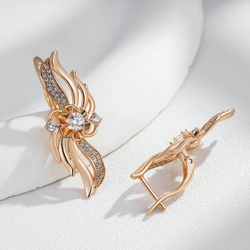 Roséguldörhängen med utskuren blomdesign