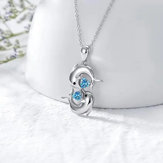 Halsband med opalblått delfinhänge 
