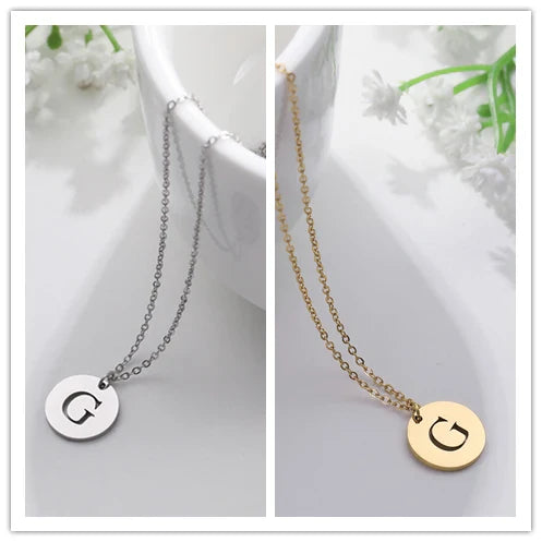 Elegant halsband med hänge i guld med bokstäver