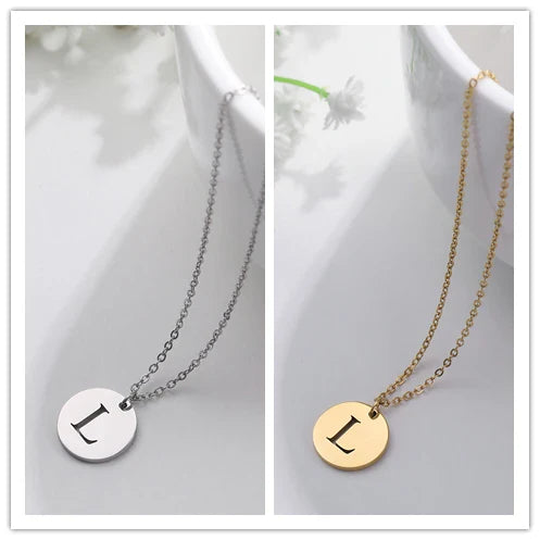 Elegant halsband med hänge i guld med bokstäver