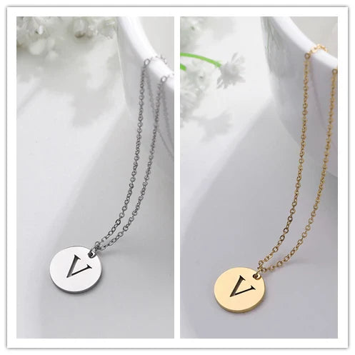 Elegant halsband med hänge i guld med bokstäver