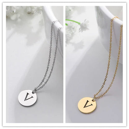 Elegant halsband med hänge i guld med bokstäver