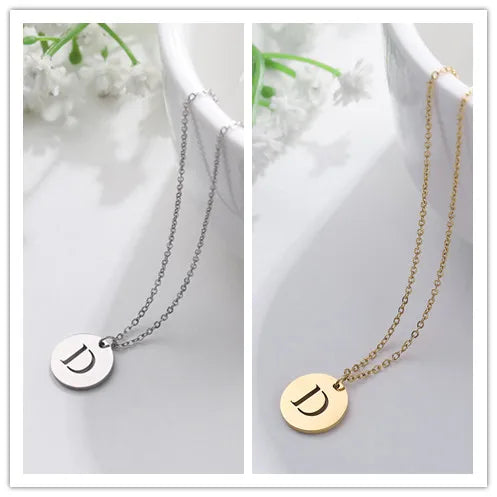 Elegant halsband med hänge i guld med bokstäver