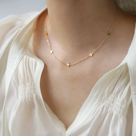 Halsband med gyllene stjärna och berlock