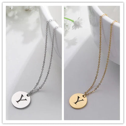 Elegant halsband med hänge i guld med bokstäver