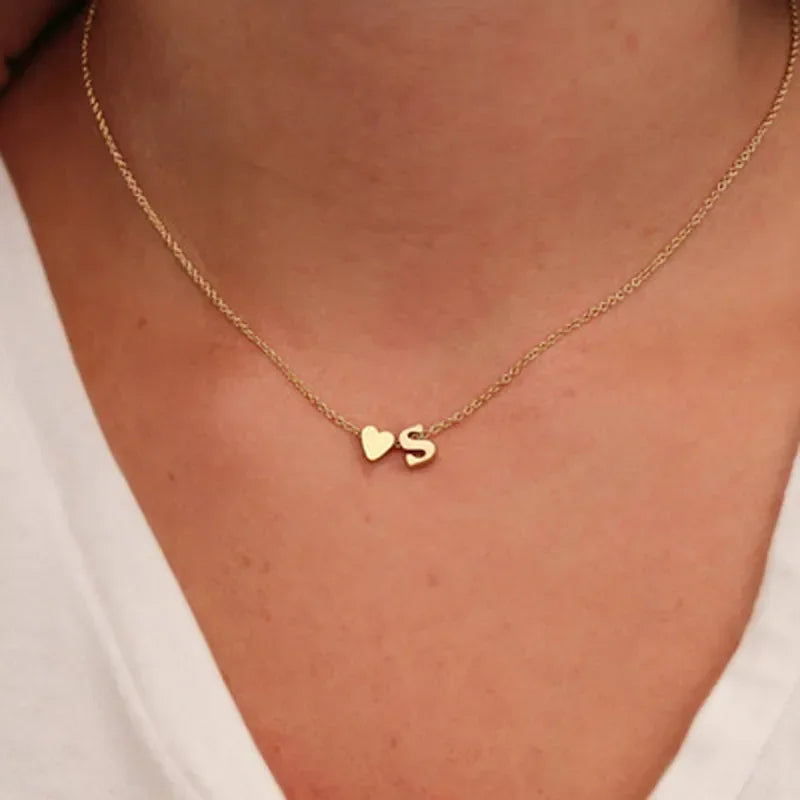 Halsband med gyllene hjärtan