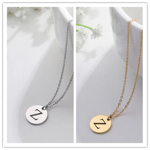 Elegant halsband med hänge i guld med bokstäver