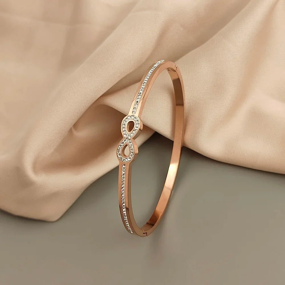 Lyxigt kristallarmband med oändlighet