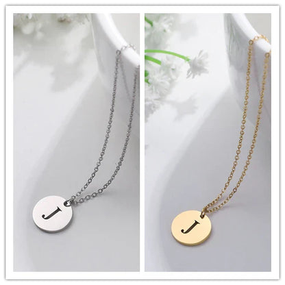 Elegant halsband med hänge i guld med bokstäver