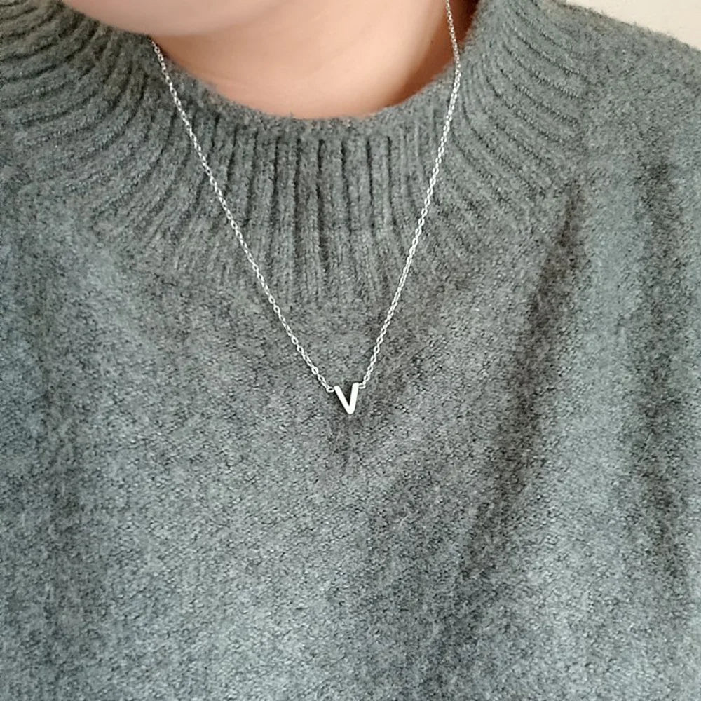 Halsband med hänge i alfabetet