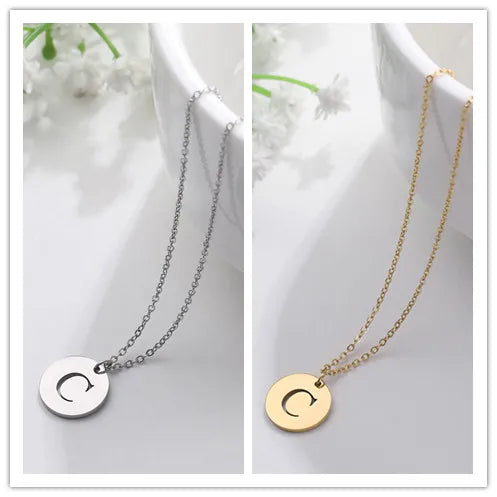 Elegant halsband med hänge i guld med bokstäver
