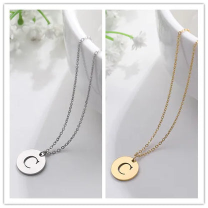 Elegant halsband med hänge i guld med bokstäver