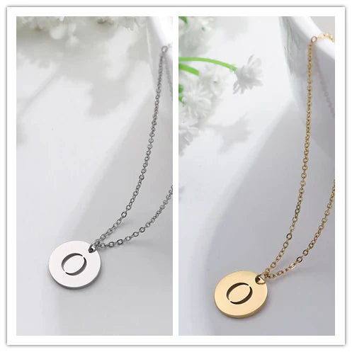 Elegant halsband med hänge i guld med bokstäver