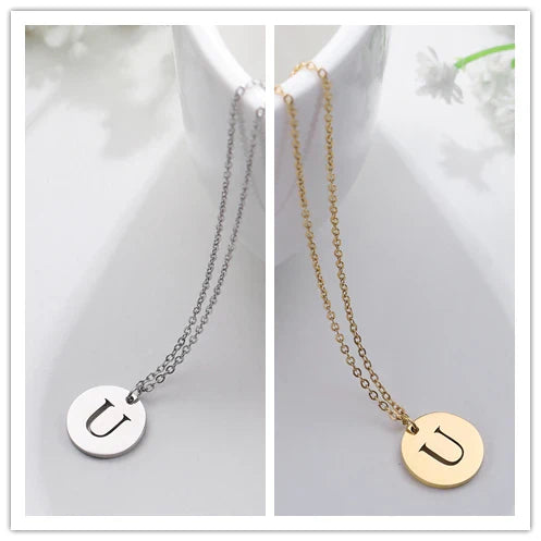 Elegant halsband med hänge i guld med bokstäver
