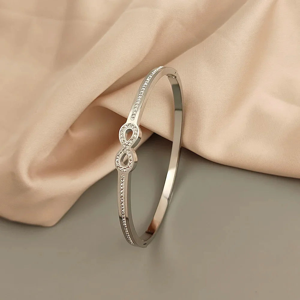 Lyxigt kristallarmband med oändlighet