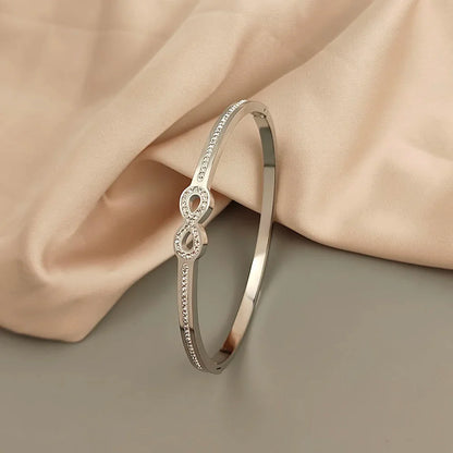 Lyxigt kristallarmband med oändlighet