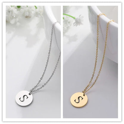 Elegant halsband med hänge i guld med bokstäver