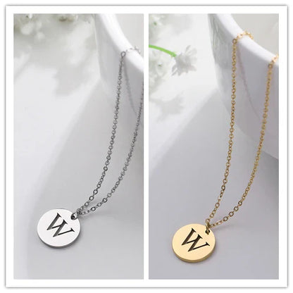 Elegant halsband med hänge i guld med bokstäver