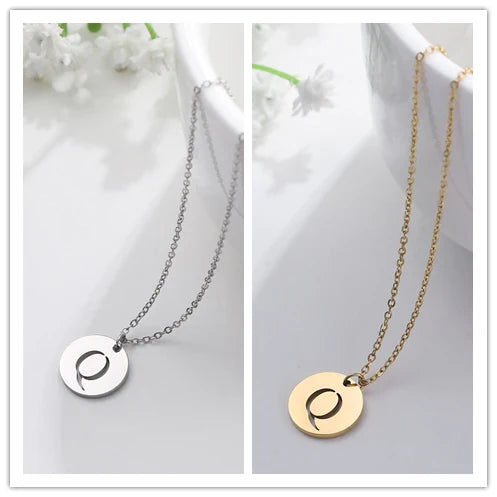 Elegant halsband med hänge i guld med bokstäver