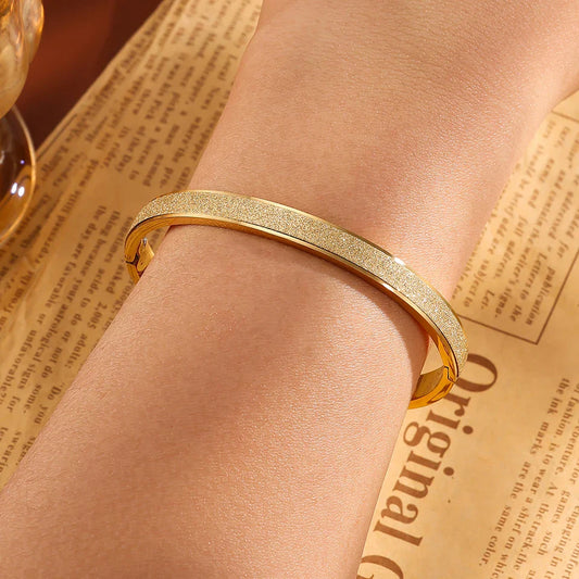 Eleganta minimalistiska guldarmband