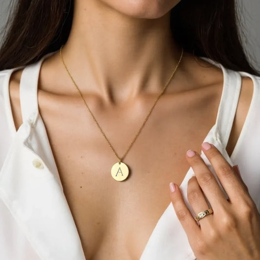 Elegant halsband med hänge i guld med bokstäver